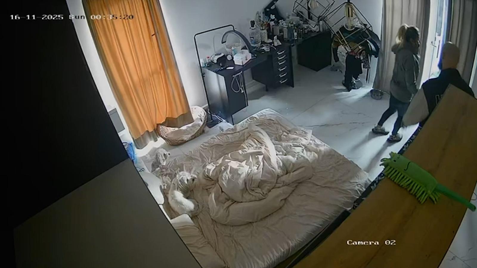 Momentul când un bărbat din Timiș intră în casă peste fosta iubită și o ia la bătaie