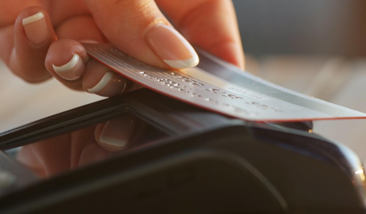 Cum foloseşti corect cardul de credit. Exemplu la cumpărarea unui televizor de 3.000 de lei