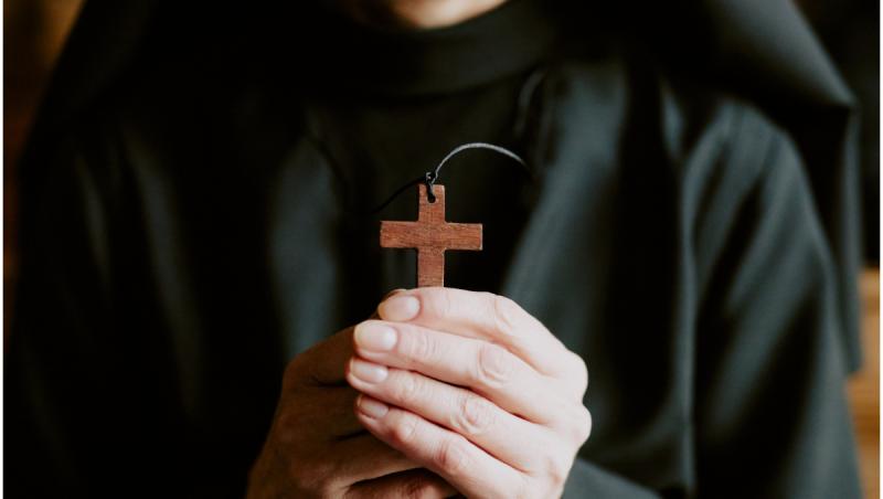 Cerşetor deghizat în călugăriță, surprins într-un tren pe ruta Iași-Cluj: Fiecare face ce vrea. Dumnezeu iartă