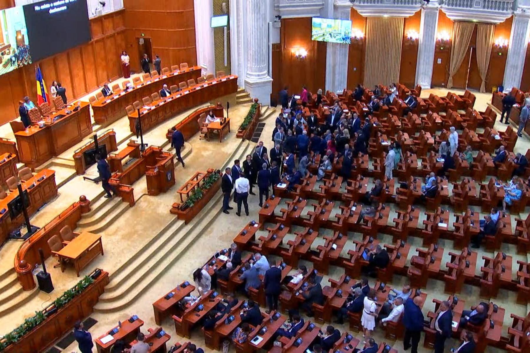 Moțiunea de cenzură împotriva Guvernului Bolojan este dezbătută acum în Parlament