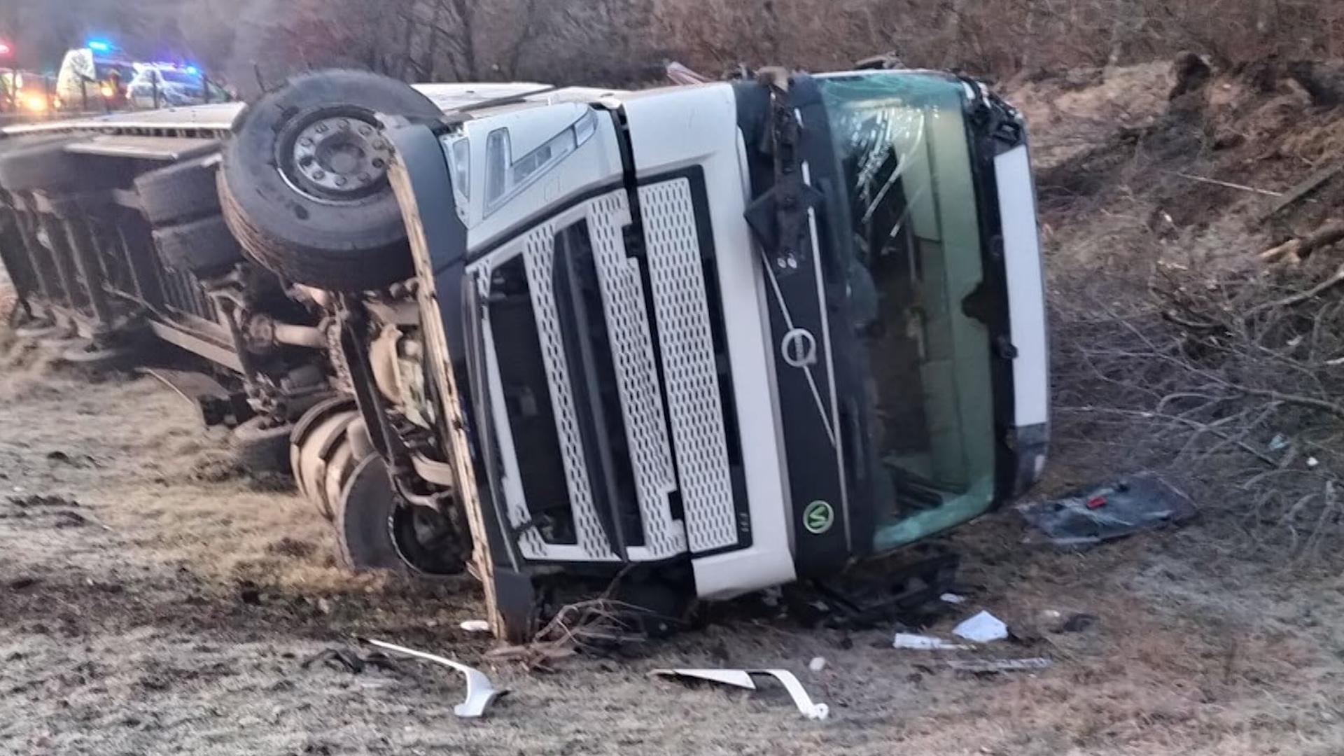 Carambol cu două mașini și un camion în Harghita, din cauza unei depăşiri periculoase: 7 victime