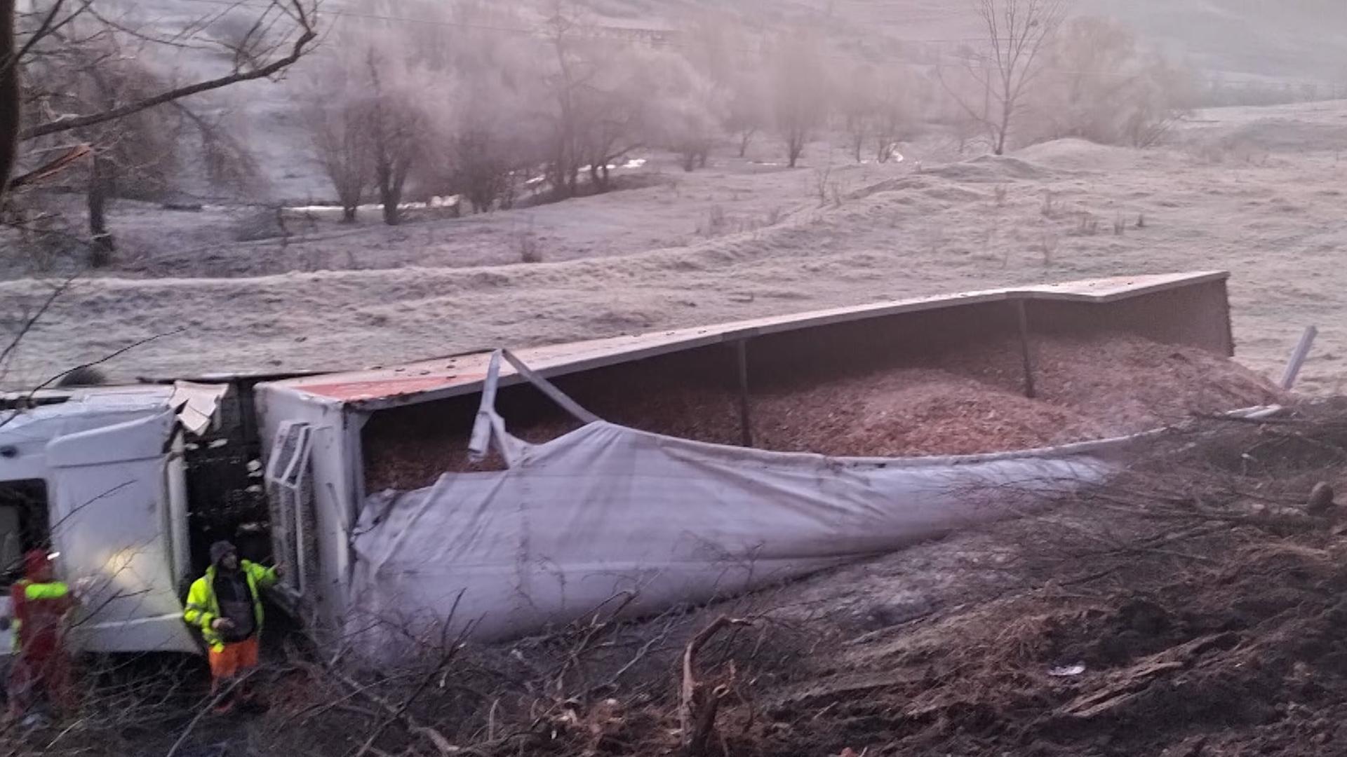 Carambol cu două mașini și un camion în Harghita, din cauza unei depăşiri periculoase: 7 victime