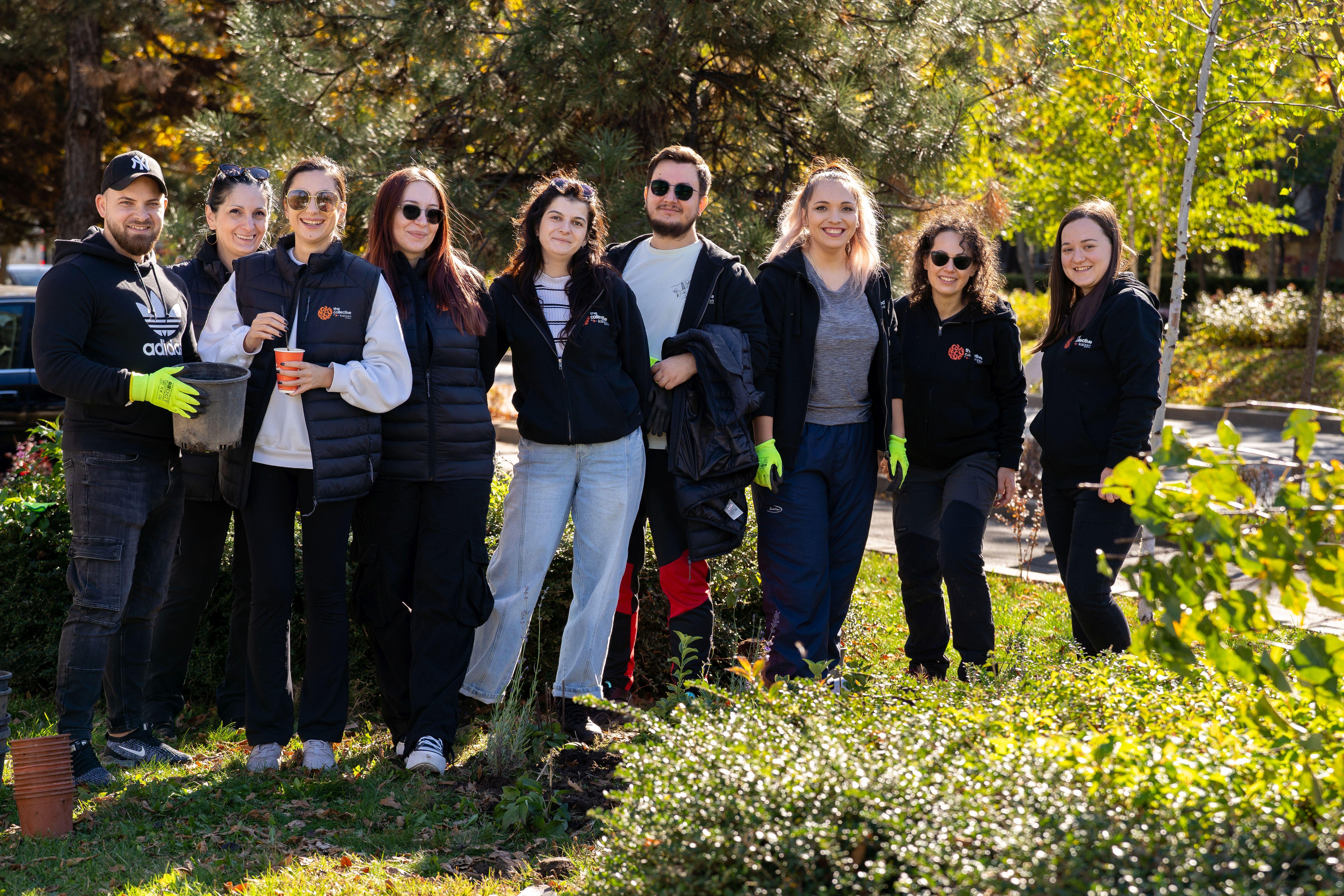 Kaizeneri din România, voluntari în cadrul The Collective, la o acțiune de plantare de copaci într-un parc local.