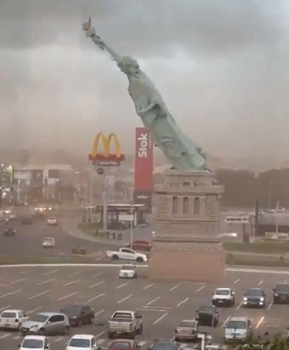 Replică a Statuii Libertății din Brazilia s-a prăbușit într-o parcare în timpul unei furtuni violente