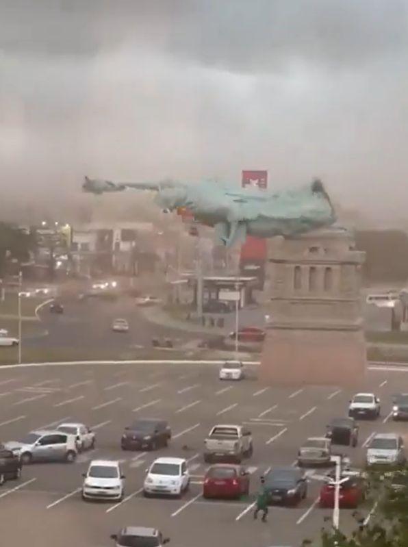 Replică a Statuii Libertății din Brazilia s-a prăbușit într-o parcare în timpul unei furtuni violente