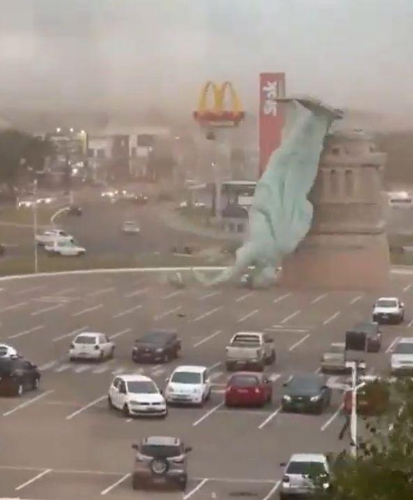 Replică a Statuii Libertății din Brazilia s-a prăbușit într-o parcare în timpul unei furtuni violente