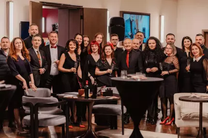 (P) Budureasca ICONS – The Art Gallery: un vernisaj de vinuri, artă și inovație în inima Bucureștiului