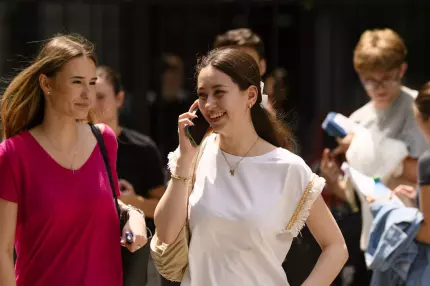 Cu cât vor fi răsplătiți elevii de nota 10 la Evaluare și Bacalaureat: premiile oferite de Guvern