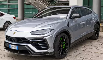 Trăia din salariul minim, dar avea vilă și Lamborghini. Schema italianului, demascată de polițiști