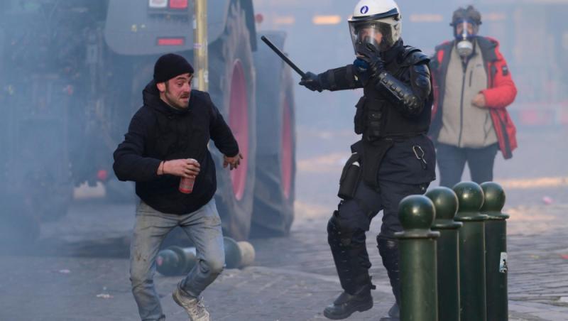 Proteste violente la Bruxelles. Forţele de ordine au folosit gaze lacrimogene