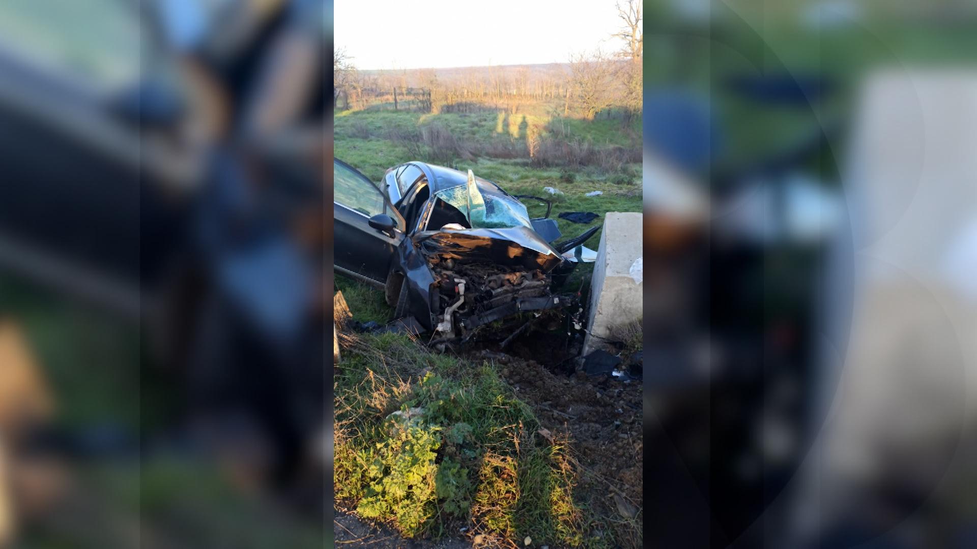 Şase migranţi răniţi, după ce maşina în care se aflau s-a izbit de un cap de pod. Erau urmăriţi de poliţişti