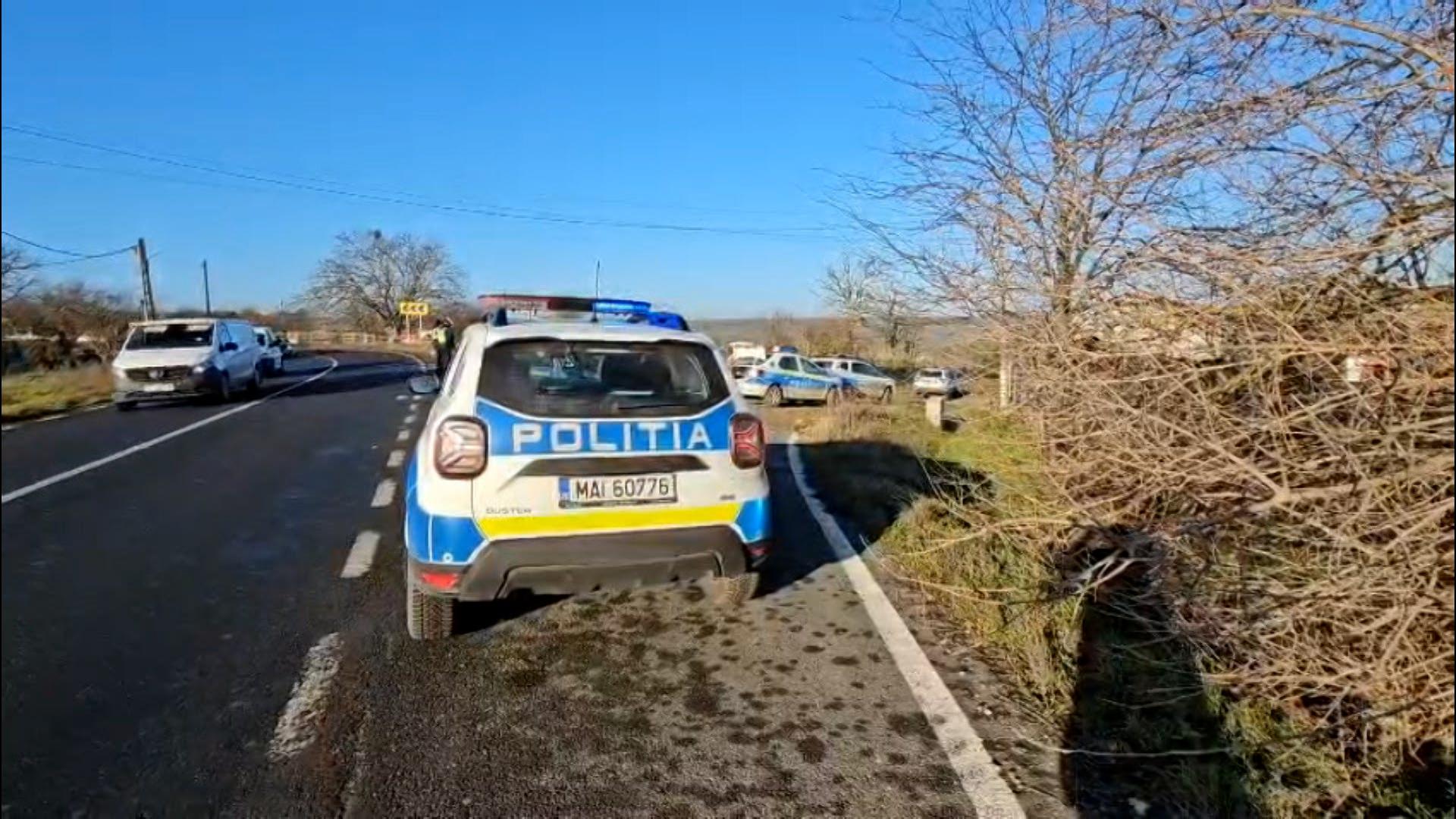 Şase migranţi răniţi, după ce maşina în care se aflau s-a izbit de un cap de pod. Erau urmăriţi de poliţişti