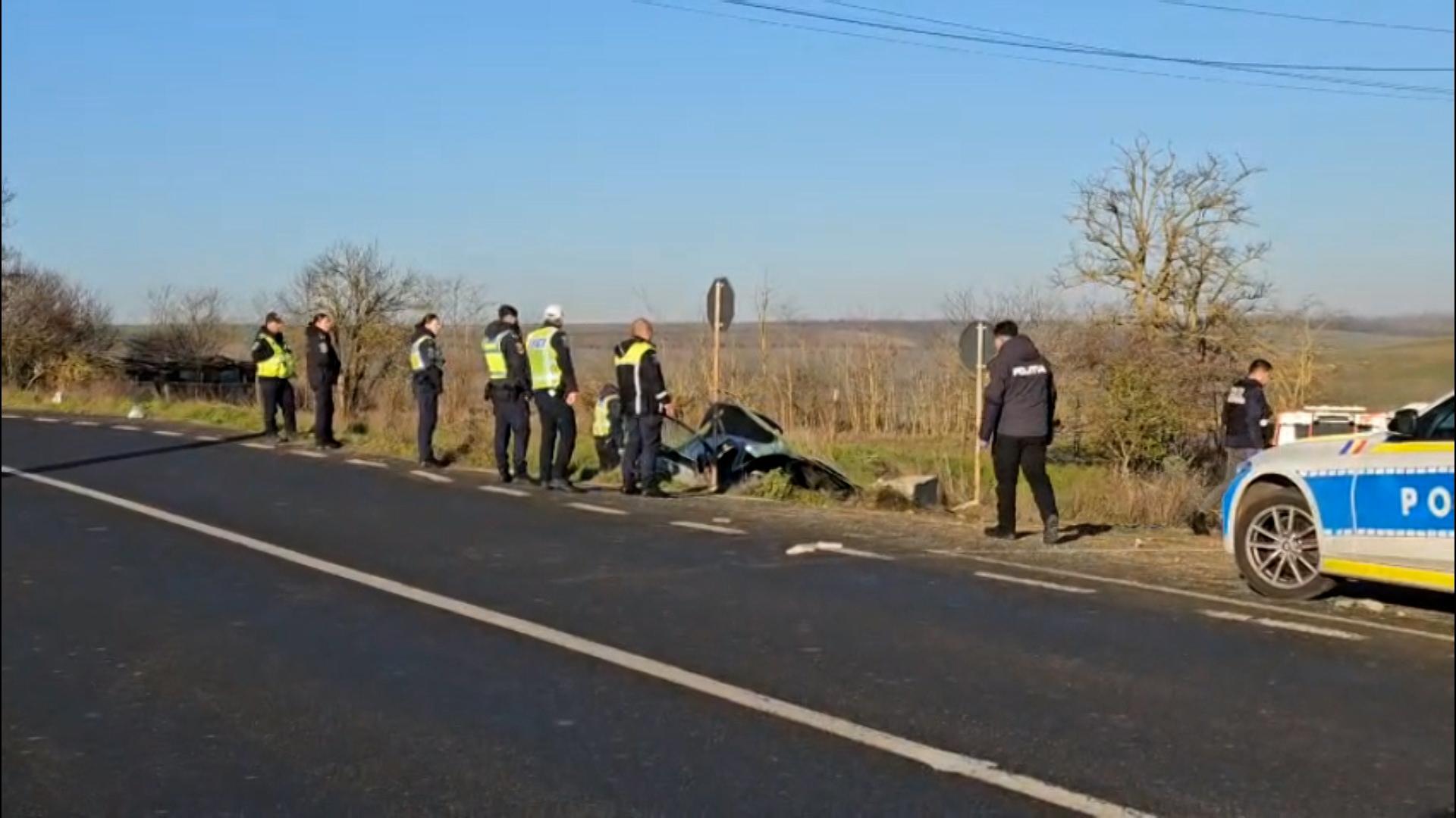 Şase migranţi răniţi, după ce maşina în care se aflau s-a izbit de un cap de pod. Erau urmăriţi de poliţişti