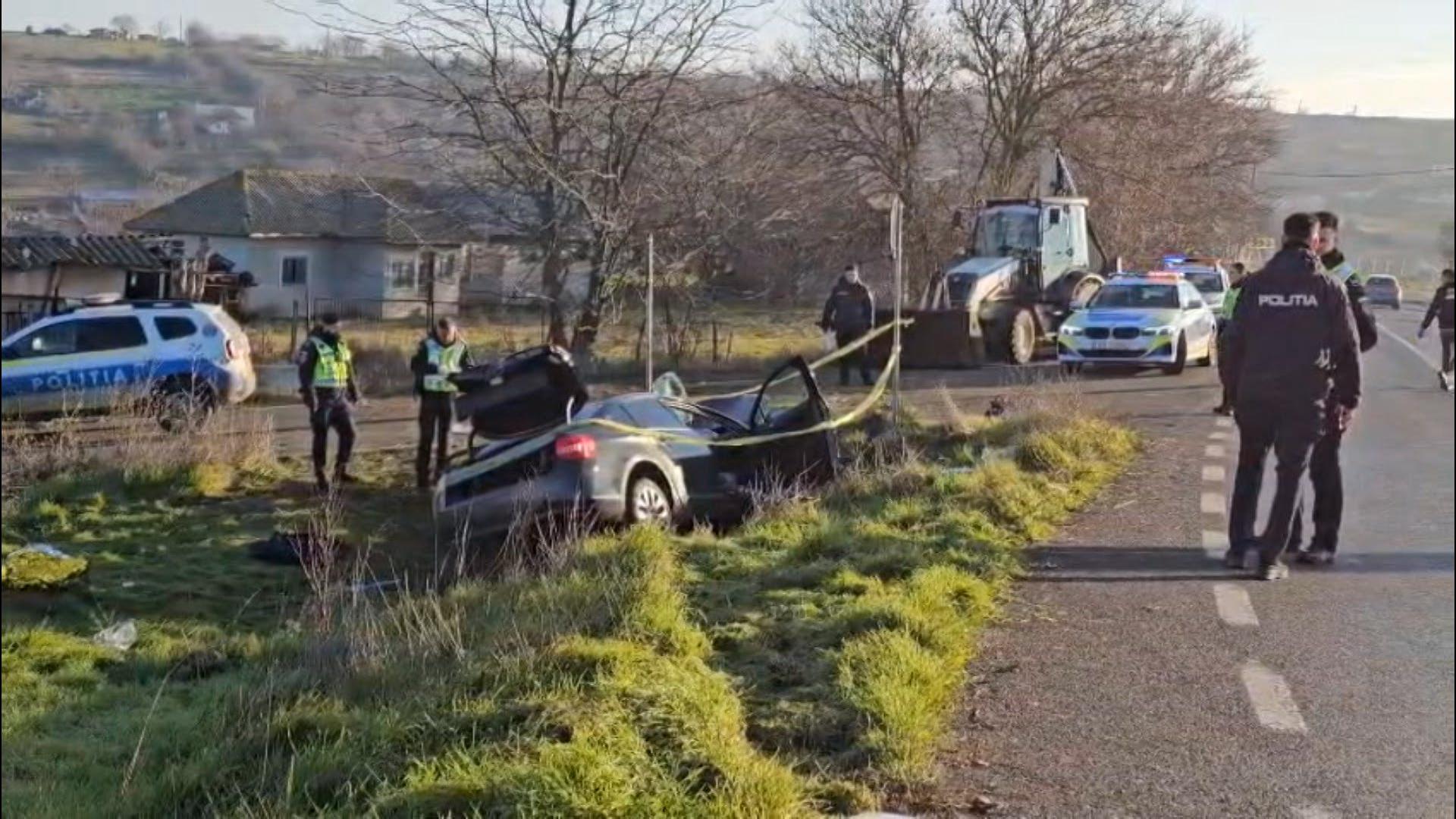 Şase migranţi răniţi, după ce maşina în care se aflau s-a izbit de un cap de pod. Erau urmăriţi de poliţişti