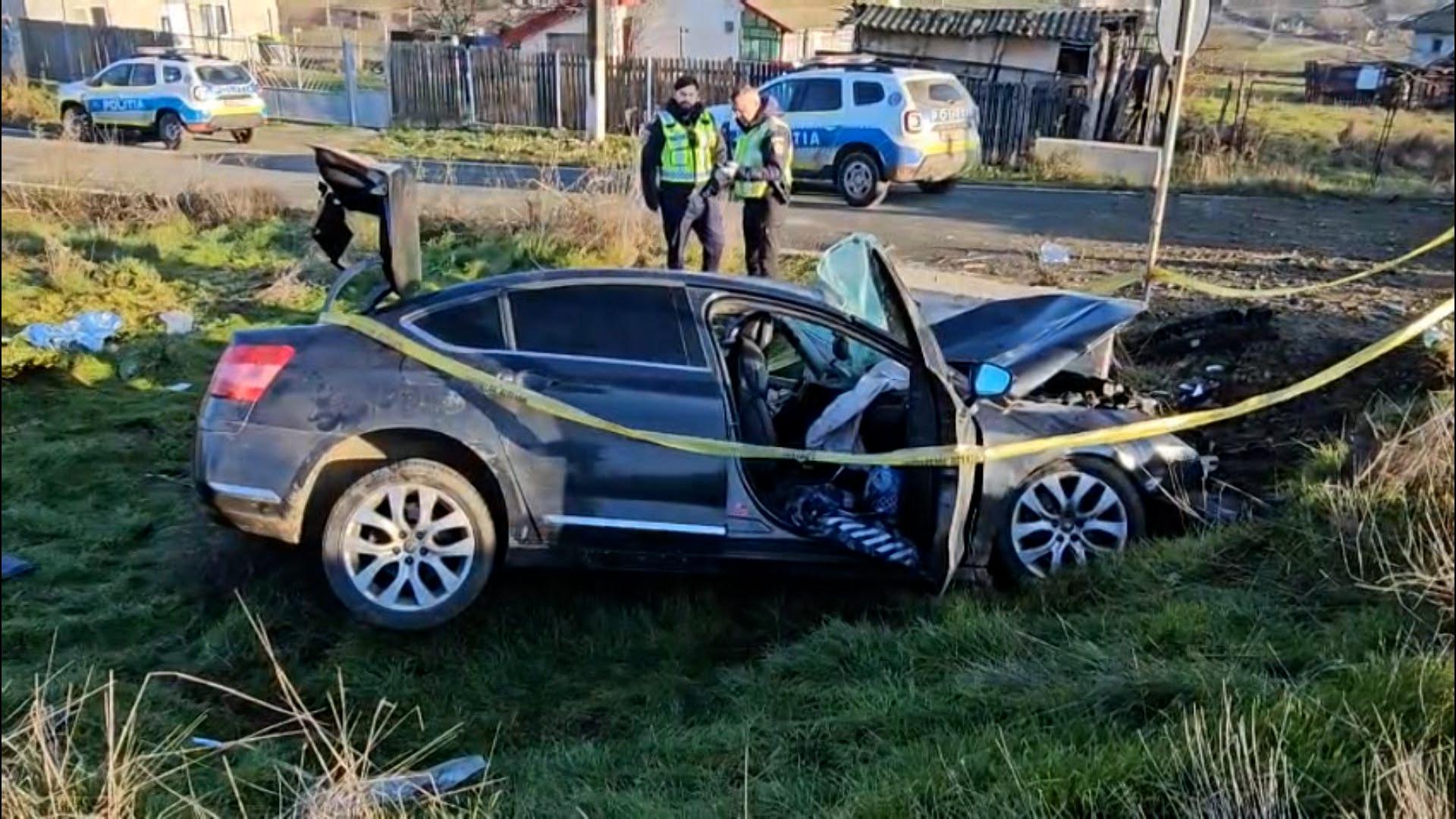 Şase migranţi răniţi, după ce maşina în care se aflau s-a izbit de un cap de pod. Erau urmăriţi de poliţişti