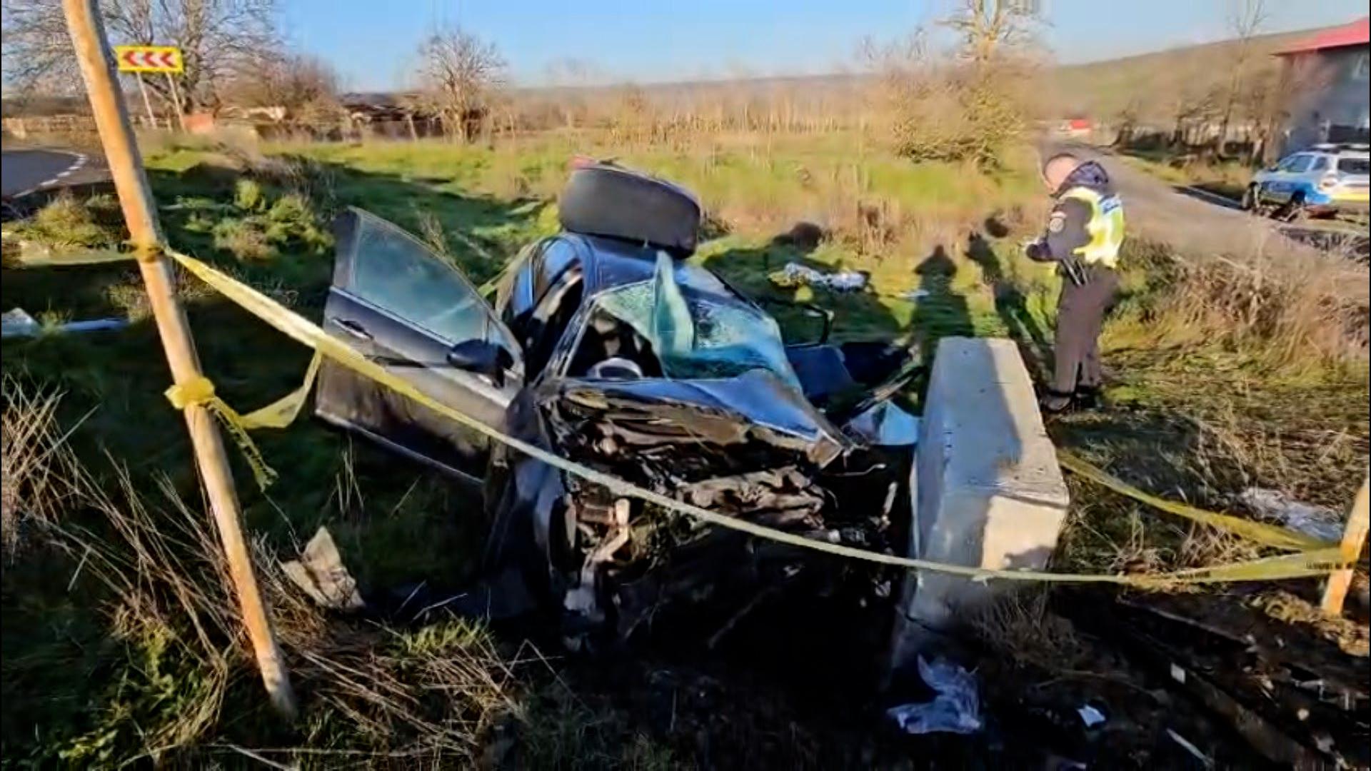 Şase migranţi răniţi, după ce maşina în care se aflau s-a izbit de un cap de pod. Erau urmăriţi de poliţişti