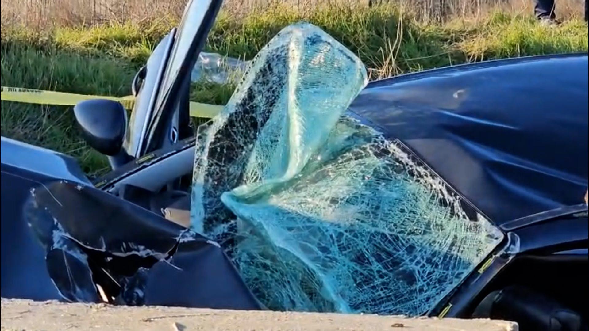 Şase migranţi răniţi, după ce maşina în care se aflau s-a izbit de un cap de pod. Erau urmăriţi de poliţişti