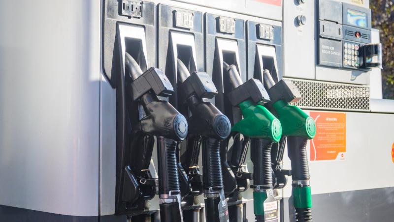 Petrolul se ieftineşte la nivel global. De ce răm&acirc;n ridicate preţurile la pompă &icirc;n Rom&acirc;nia