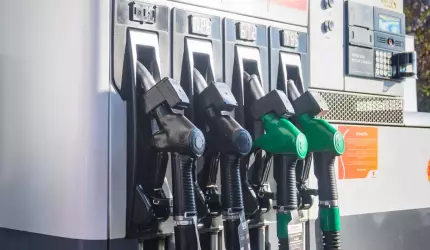 Petrolul se ieftineşte la nivel global. De ce rămân ridicate preţurile la pompă în România