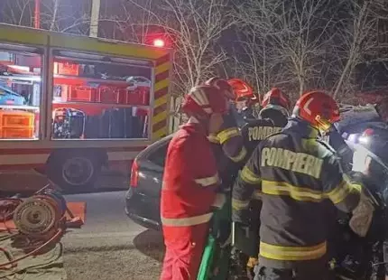O tânără de 25 de ani a murit şi doi bărbaţi au fost răniţi, într-un accident produs în Bacău