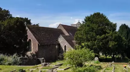 Clădire istorică rămasă încă în picioare după 15 secole. Este folosită şi astăzi şi Anglia