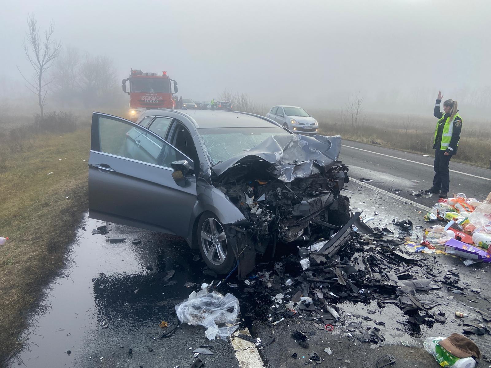 Un şofer a murit pe loc, după ce s-a izbit frontal de o altă maşină, în Hunedoara