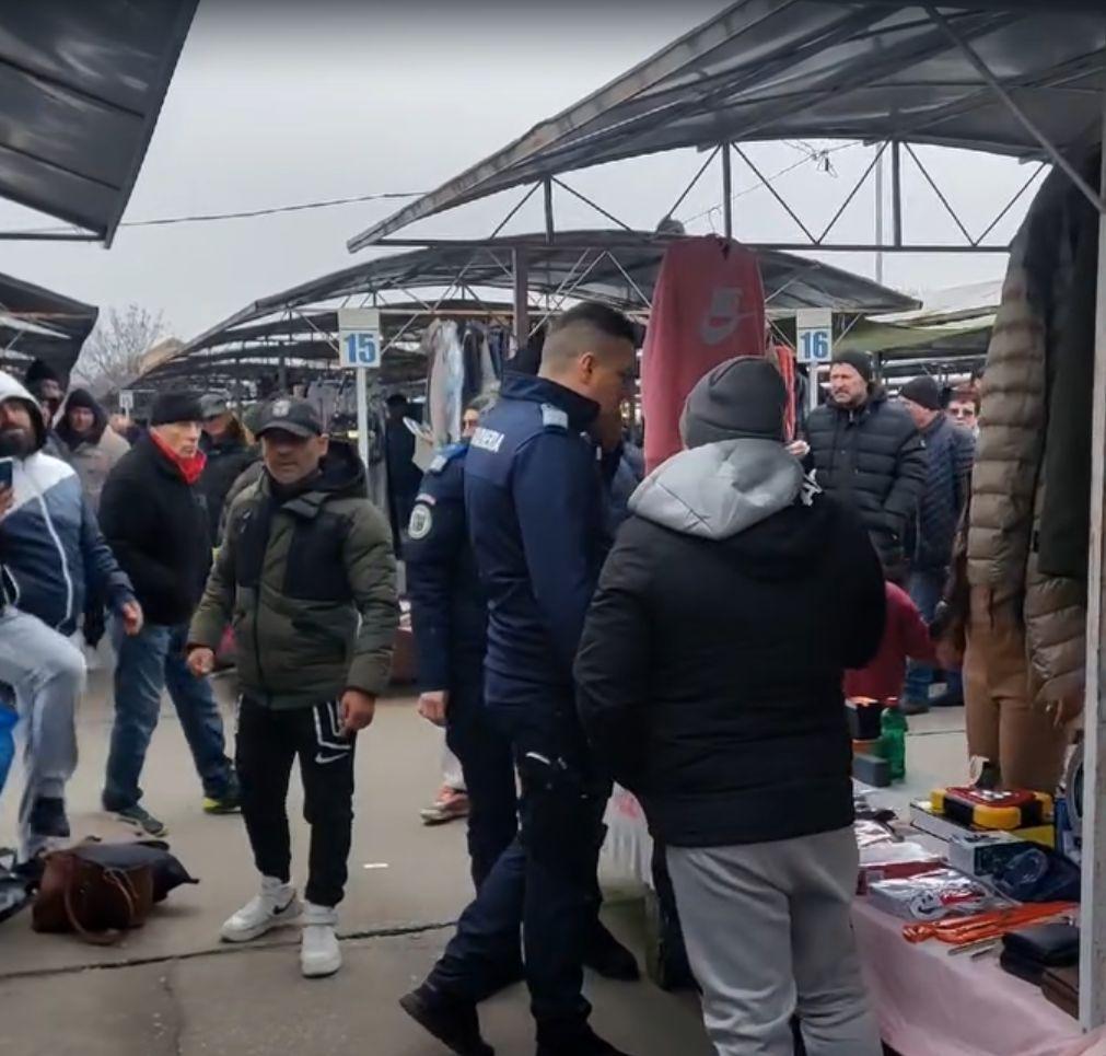 Jandarmi atacaţi de comercianţi în timp ce făceau o razie într-o piaţă din Timişoara
