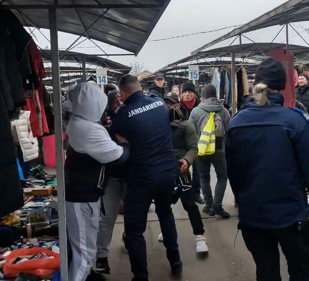 Jandarmi atacaţi de comercianţi în timp ce făceau o razie într-o piaţă din Timişoara