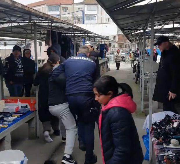 Jandarmi atacaţi de comercianţi în timp ce făceau o razie într-o piaţă din Timişoara