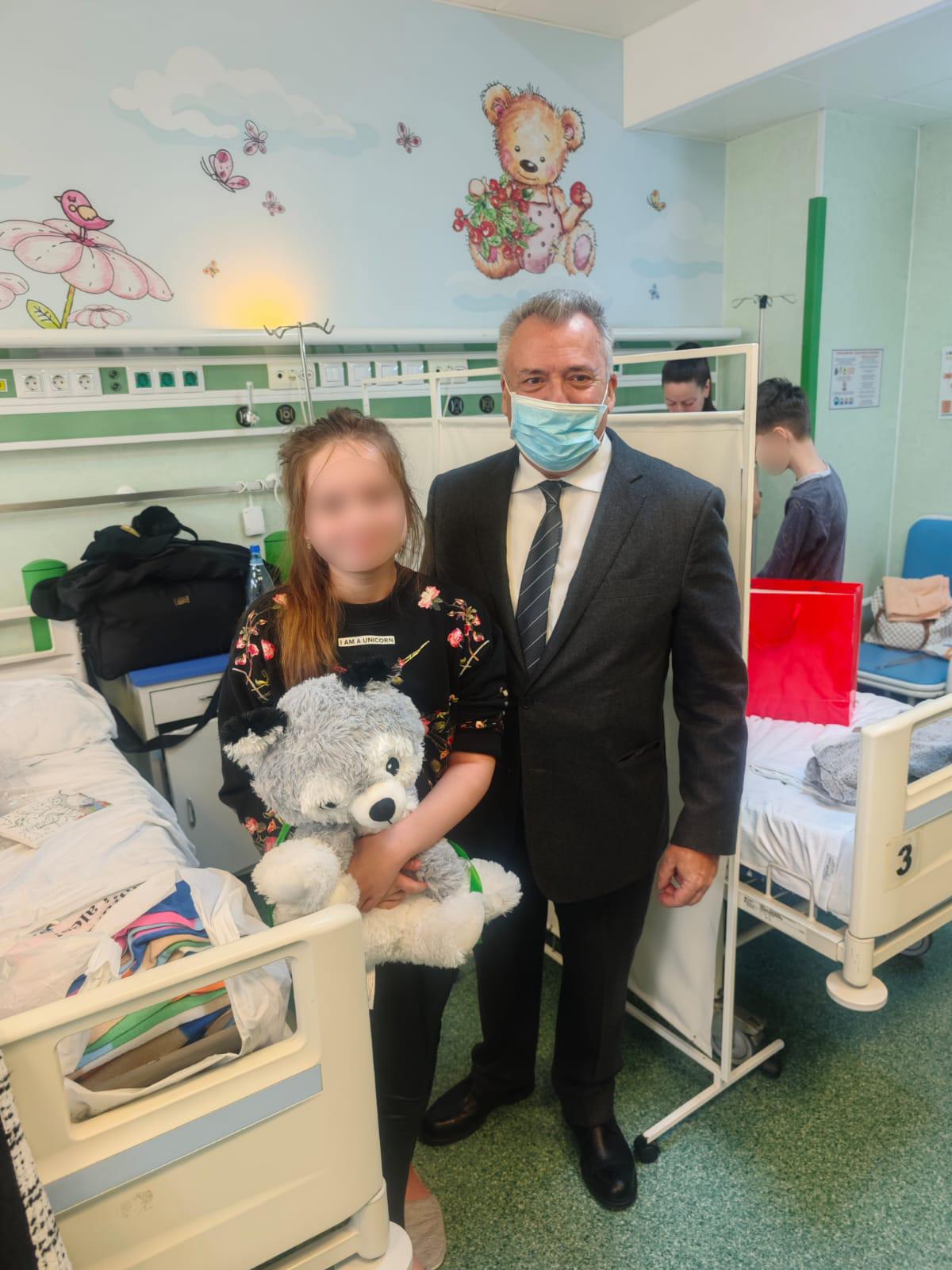 (P) Jucării și bunătăți pentru 300 de copii internați la spitalele Grigore Alexandrescu și Dr. Victor Gomoiu