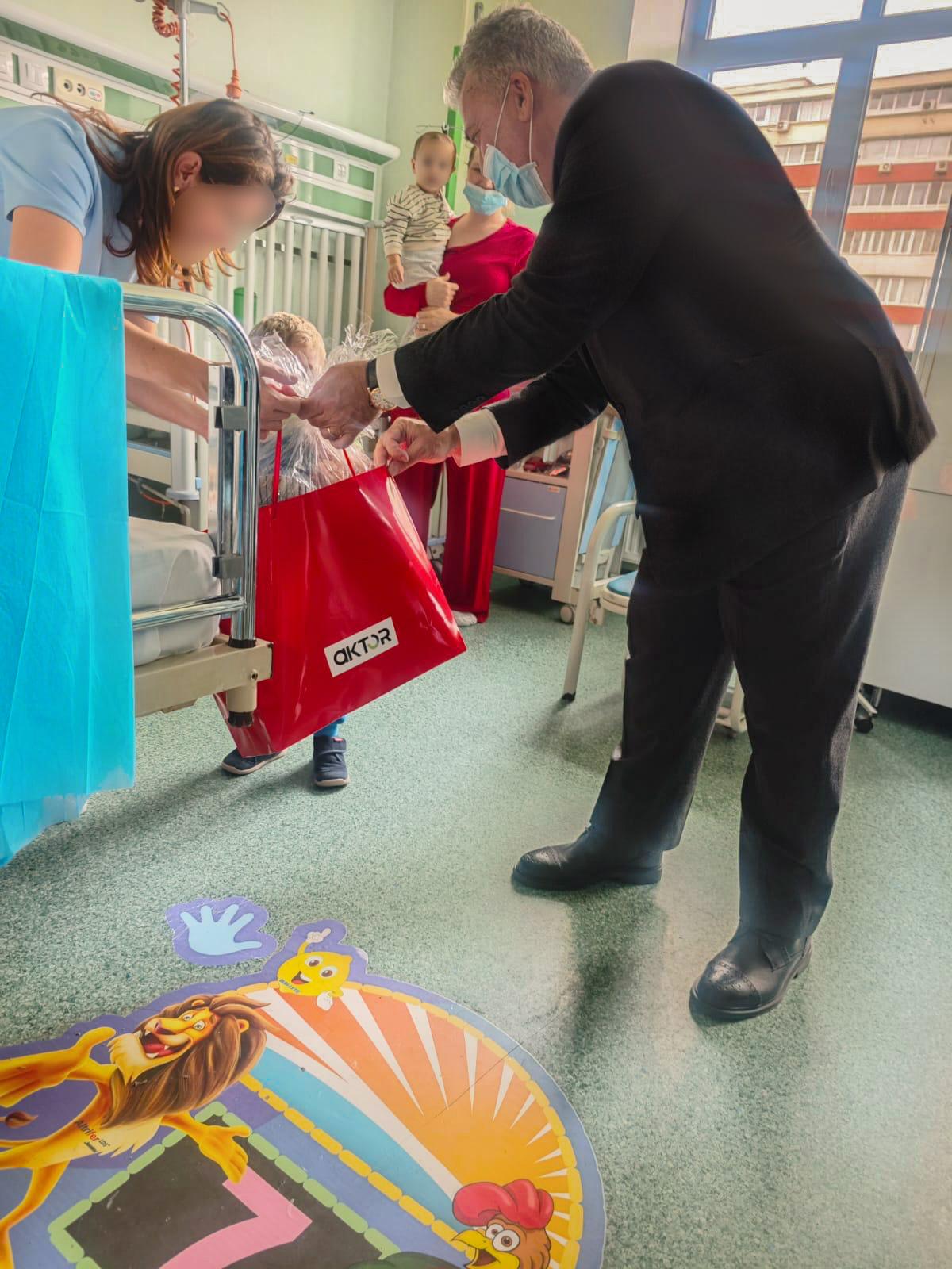 (P) Jucării și bunătăți pentru 300 de copii internați la spitalele Grigore Alexandrescu și Dr. Victor Gomoiu