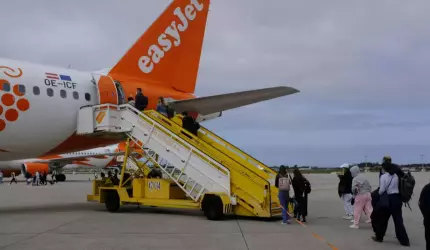 Zbor întârziat 12 ore după ce o familie ar fi încercat să transporte cadavrul bunicii, pretinzând că doarme