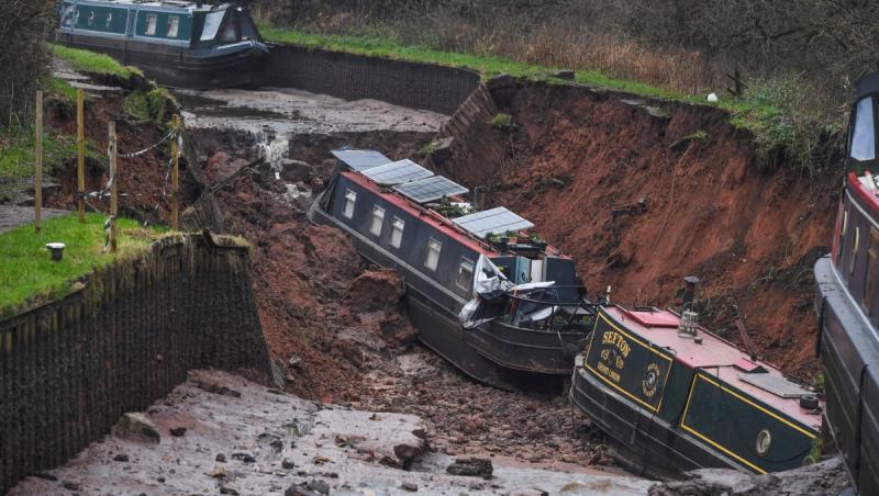 "Incident major" în UK. O groapă apărută din senin pe un canal navigabil a înghiţit mai multe bărci