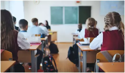 Scandal cu nuduri generate cu AI într-o școală din SUA. O elevă de 13 ani, suspendată după ce a reacționat