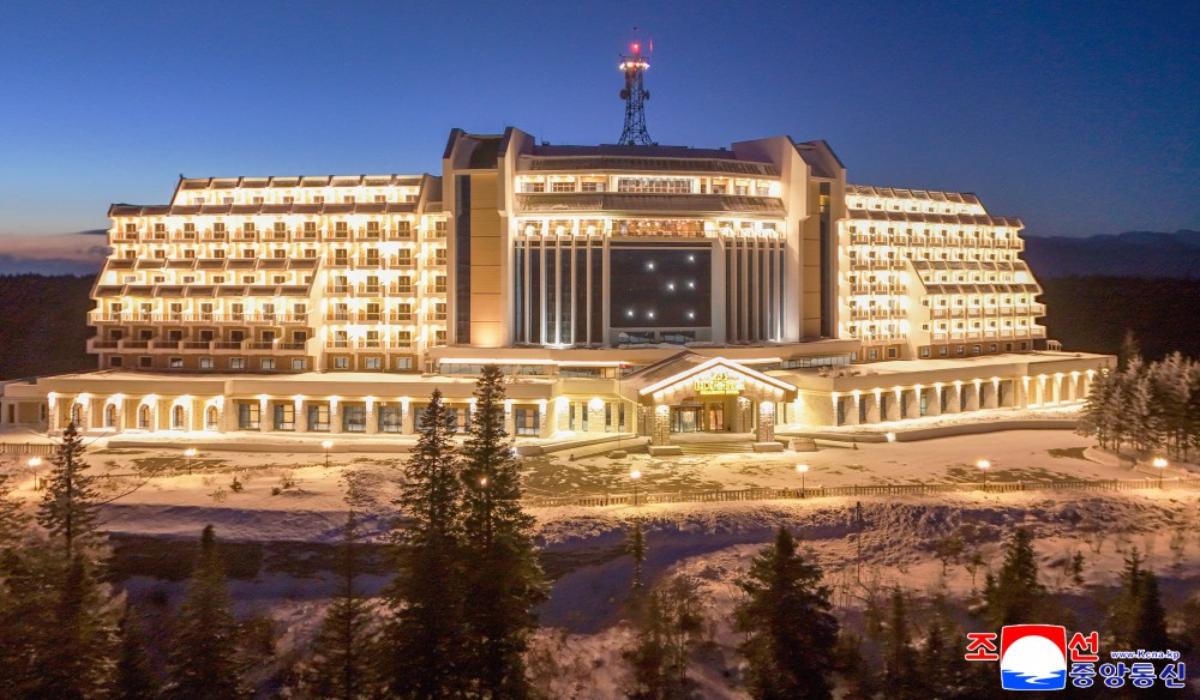 Liderul nord-coreean Kim Jong-un și fiica sa au inaugurat un complex hotelier montan de lux