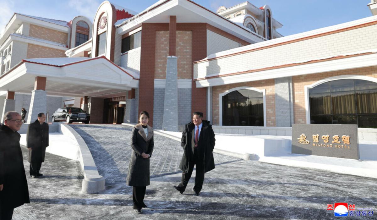 Liderul nord-coreean Kim Jong-un și fiica sa au inaugurat un complex hotelier montan de lux
