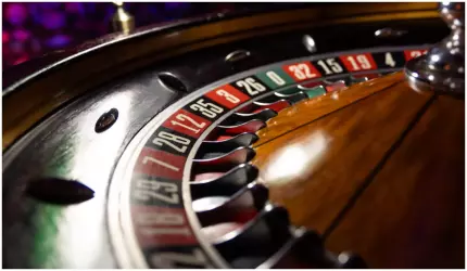 Angajata unei săli de jocuri de noroc a dat cheia ruletei unor clienți care au câștigat fictiv 464.000 de lei