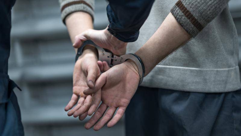 Bărbat din Hunedoara, întors din străinătate, şi-a ucis în bătaie partenera, pe fondul geloziei și alcoolului