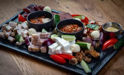 Cum faci trecerea de la post la mesele de sărbători fără riscuri pentru sănătate