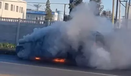 VIDEO Mașină cuprinsă de flăcări în mers, pe o stradă din Slatina. Incendiul ar fi fost provocat de un scurtcircuit