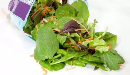 Pericolul ascuns din salata ambalată: "Unul dintre cele mai riscante articole din magazin"