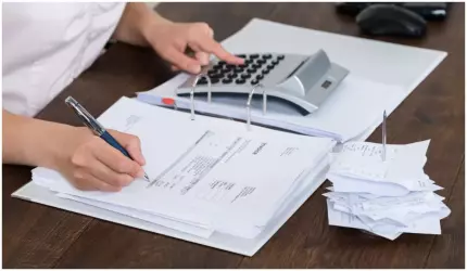 O contabilă, fiica și ginerele ei, acuzați că au delapidat fonduri și au lăsat zeci de blocuri fără apă