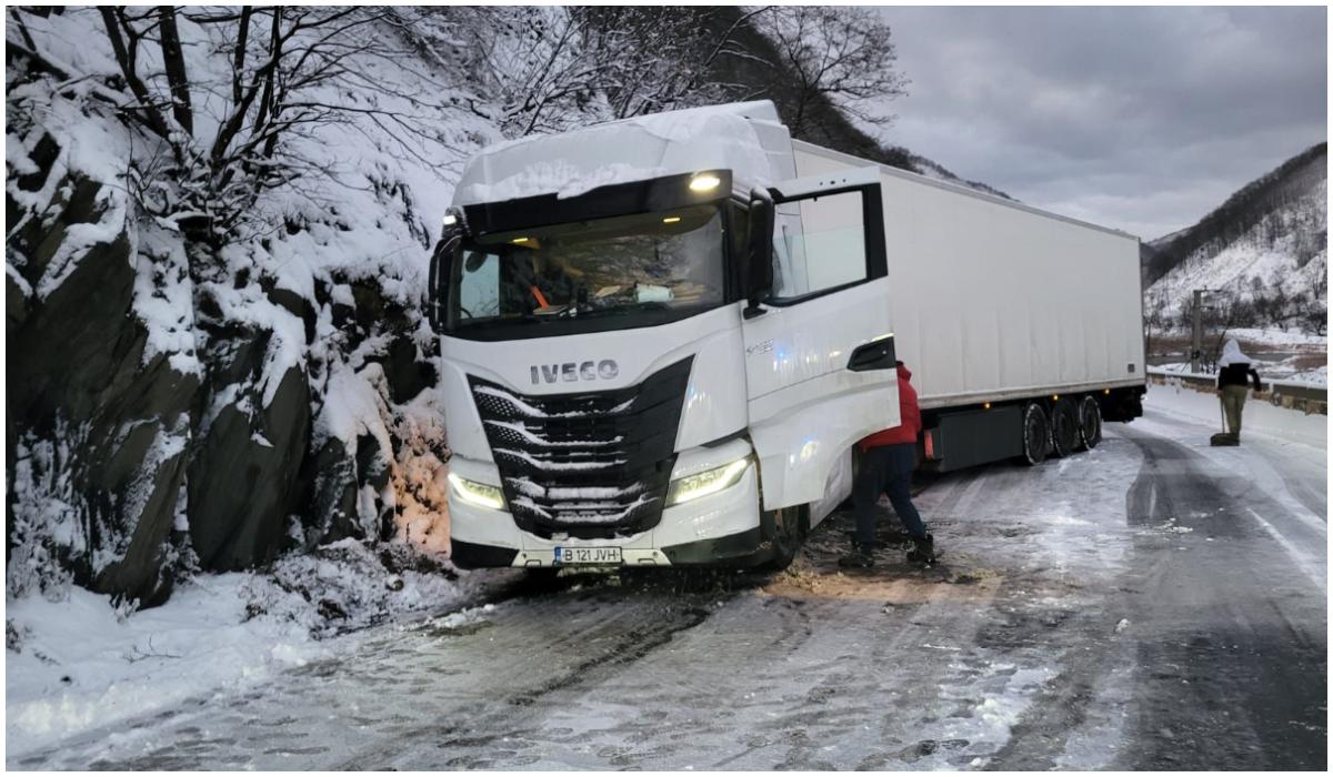 Trafic îngreunat pe DN7 – Valea Oltului. TIR-uri blocate, utilajele nu pot interveni