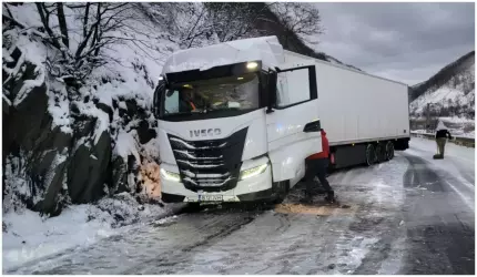 Trafic îngreunat pe DN7 – Valea Oltului. TIR-uri blocate, utilajele nu pot interveni