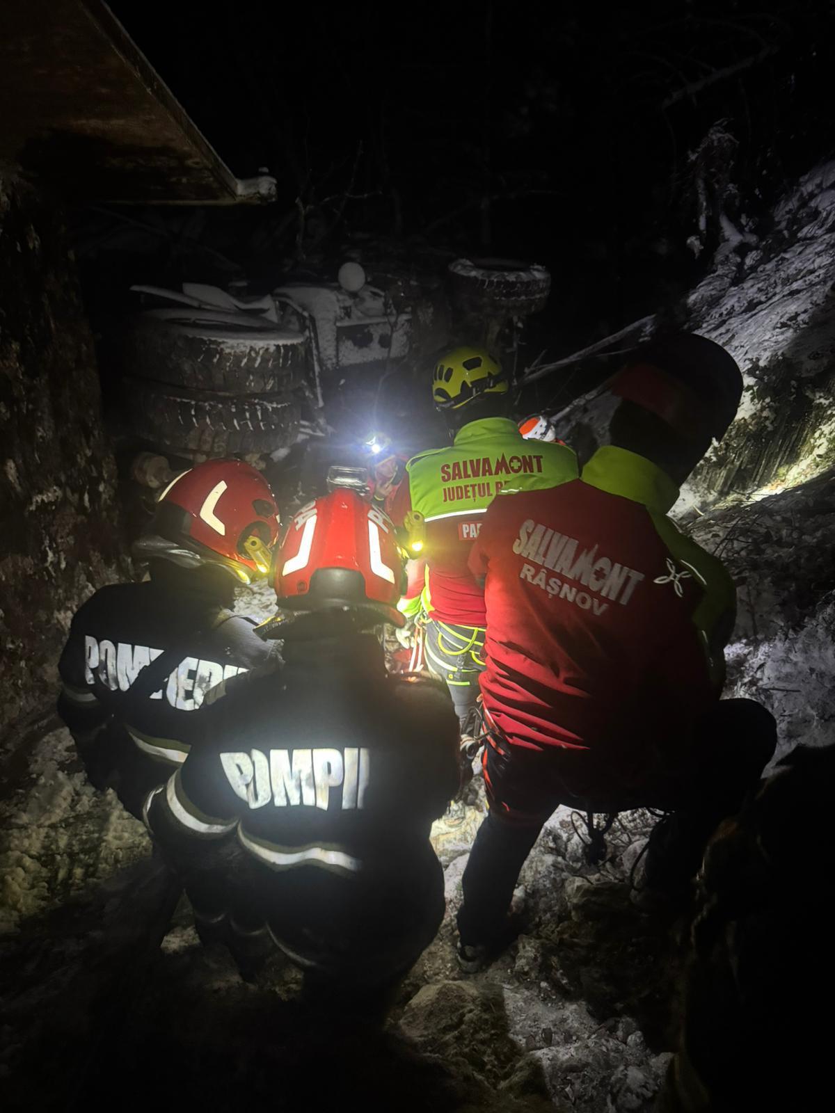 Doi bărbați au murit, după ce camionul în care se aflau s-a prăbușit într-o râpă de 170 de metri, în Sibiu