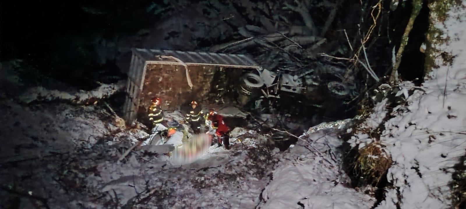 Doi bărbați au murit, după ce camionul în care se aflau s-a prăbușit într-o râpă de 170 de metri, în Sibiu