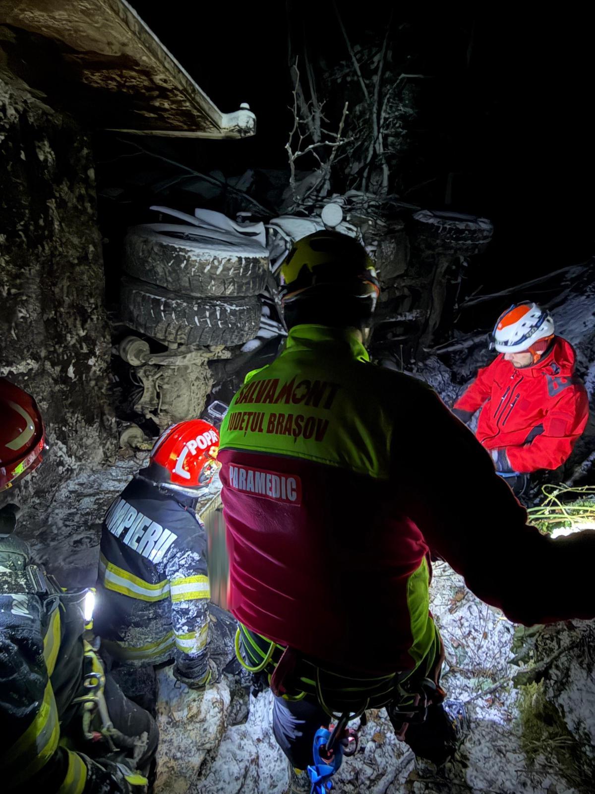 Doi bărbați au murit, după ce camionul în care se aflau s-a prăbușit într-o râpă de 170 de metri, în Sibiu