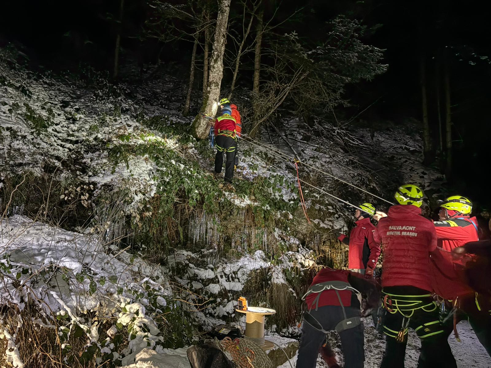 Doi bărbați au murit, după ce camionul în care se aflau s-a prăbușit într-o râpă de 170 de metri, în Sibiu