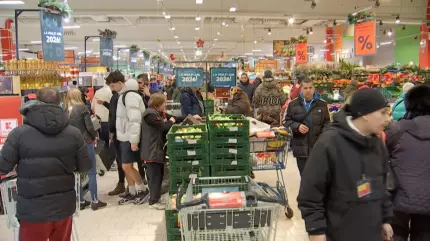 VIDEO Cozi până în ultima clipă de Revelion. Un singur supermarket din Capitală a vândut o tonă de pește