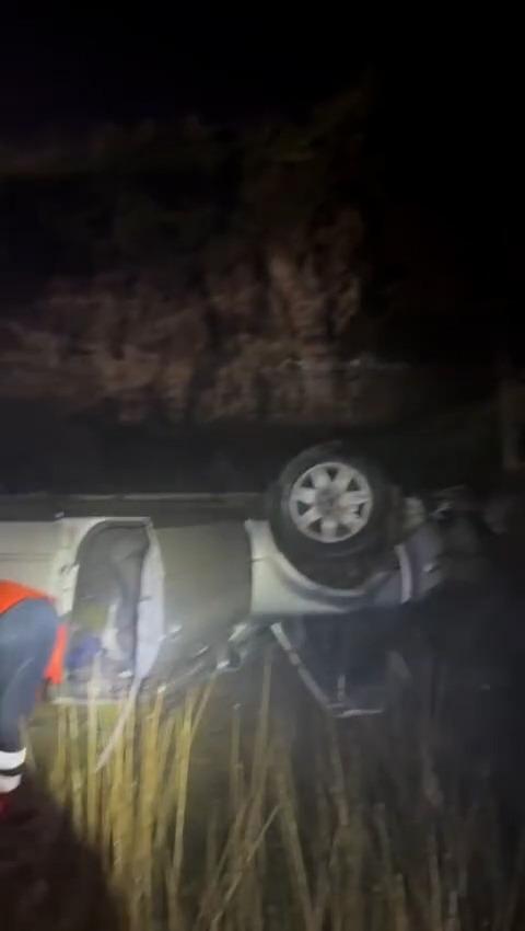 S-a urcat băut la volan şi şi-a condus prietenul spre moarte, după ce s-a răsturnat cu maşina în Dolj